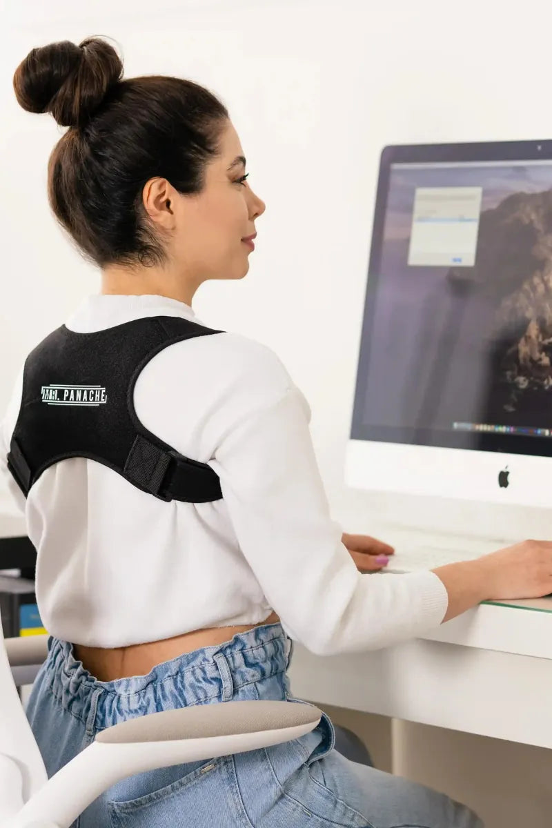 Vrouw gebruikt een postuur corrector brace terwijl ze op de computer werkt voor verbeterde houdingscorrectie en ondersteuning.