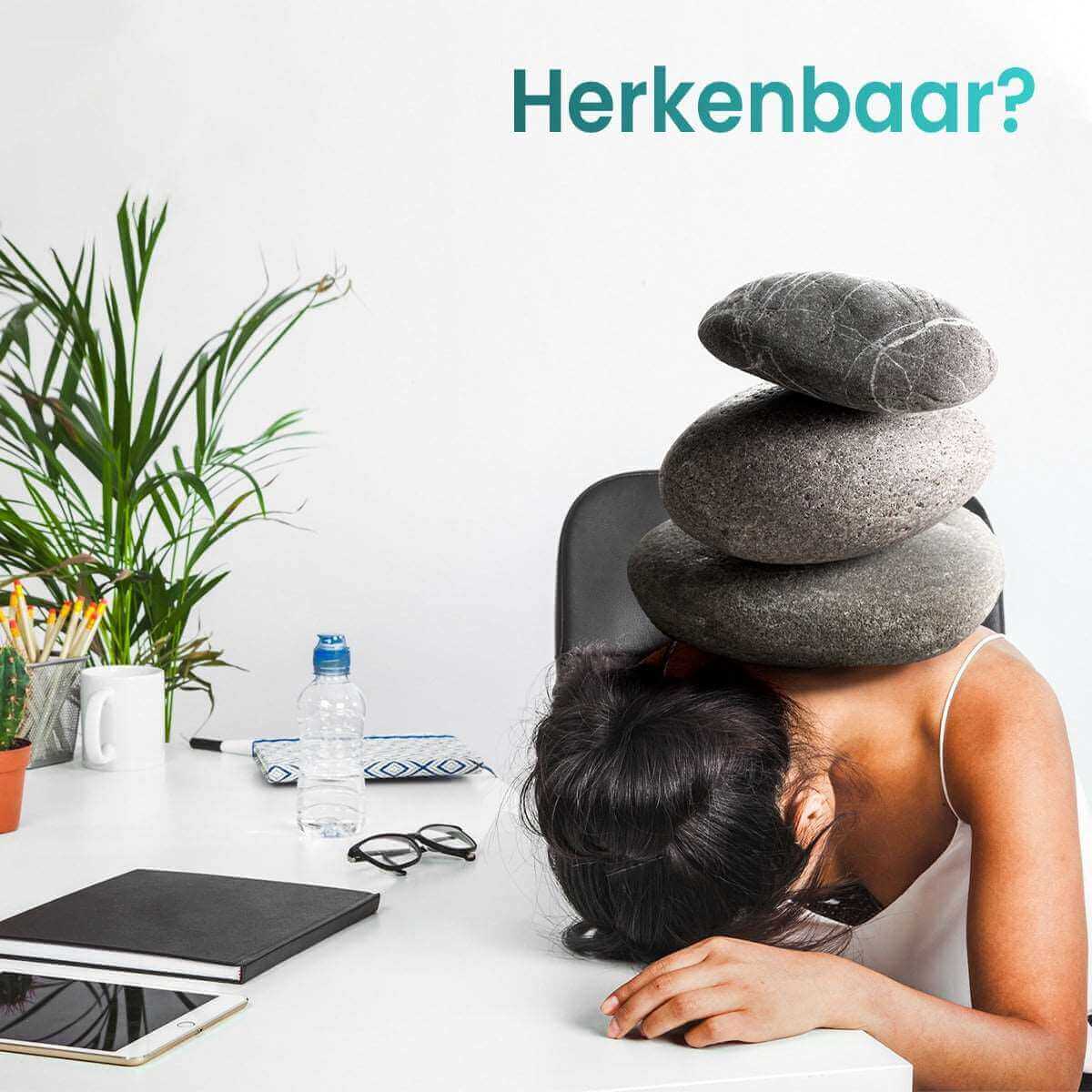 Een persoon zit aan een bureau met het hoofd op de tafel, terwijl zware stenen op elkaar gestapeld bovenop hen liggen, wat stress en een slechte houding uitbeeldt. De tekst "Herkenbaar?" staat op de achtergrond.